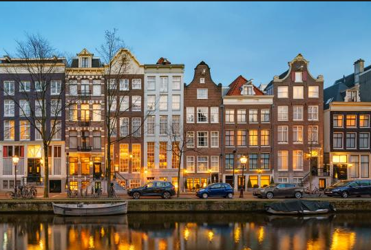 hotel-mewah-di-belanda-dengan-pemandangan-kanal-ikonik