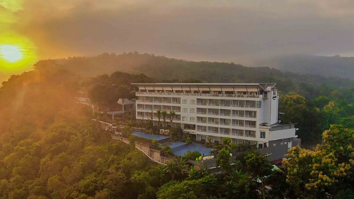 Review Hotel Resort Modern Dengan Pemandangan Alam Indah